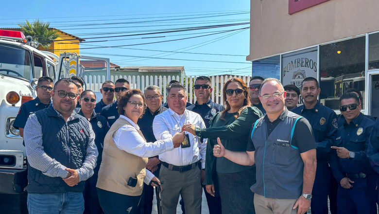 Recibe alcaldesa de Rosarito 2 máquinas de Bomberos