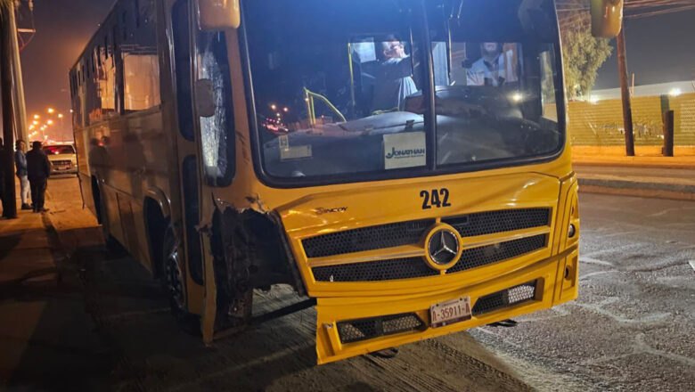 Camión de pasajeros impacta contra vehículo