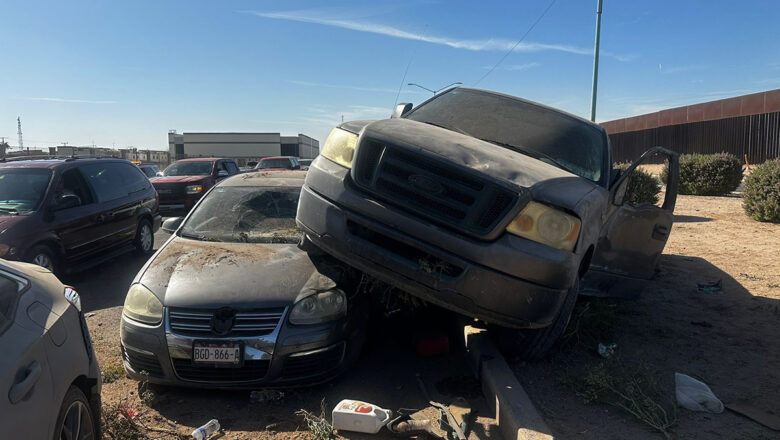 Colisiona contra 2 vehículos que esperaban cruzar a Calexico