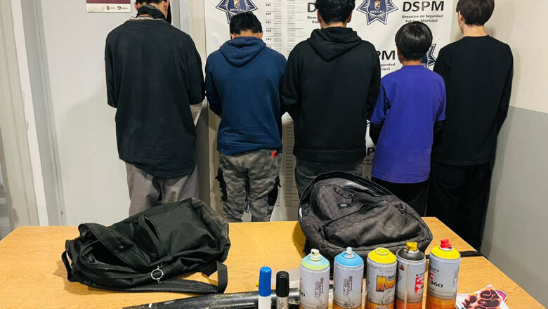Detienen a 5 menores por arrojar huevos a vehículos en Halloween