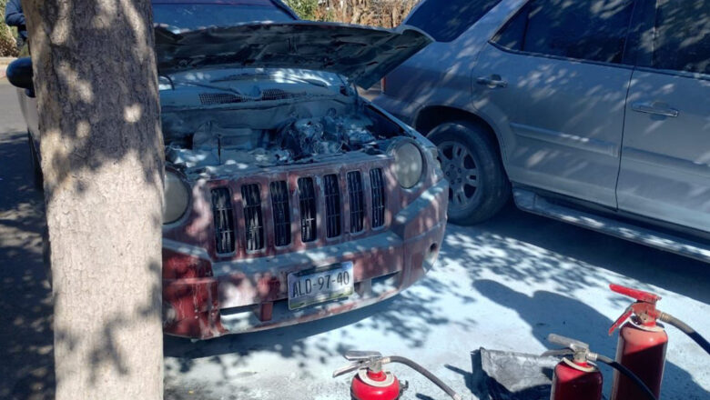 Se incendia vehículo en estacionamiento de La Cachanilla