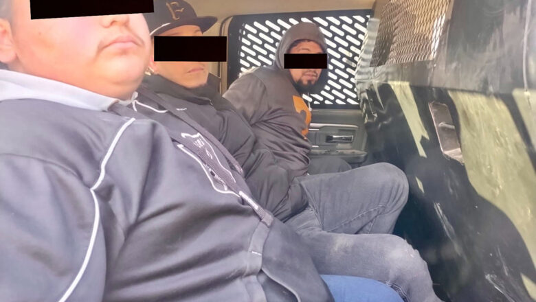 Rescatan municipales a 7 migrantes; hay 3 detenidos  