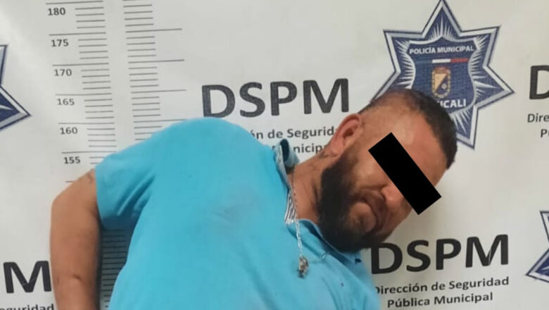 Incontinente sujeto agrede a policías al ser sorprendido orinando en vía pública 