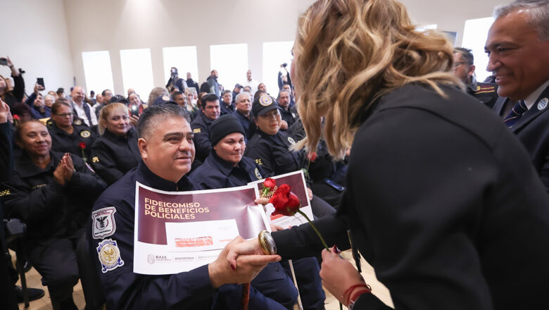 Entregan tarjetas de pensión a agentes de la Fuerza Estatal