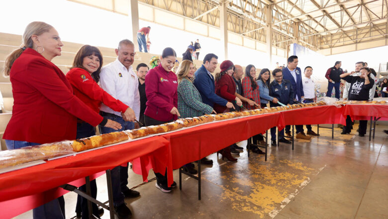 Alcaldesa Norma Bustamante comparte rosca de reyes