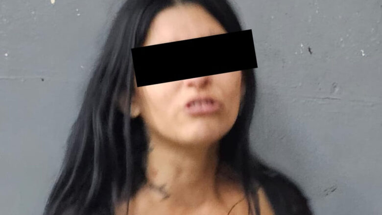 A puñetazo limpio, dama ocasiona daños a 2 comercios