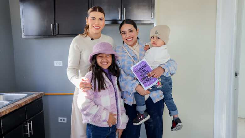 Entrega gobernadora primeras viviendas violeta