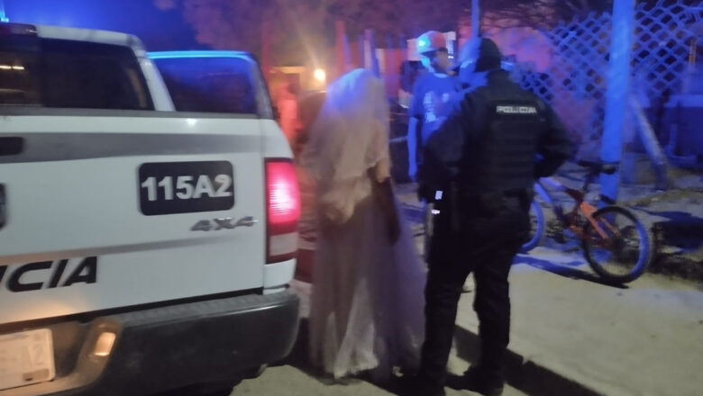 Municipales auxilian a  mujer que deambulaba vestida de novia 