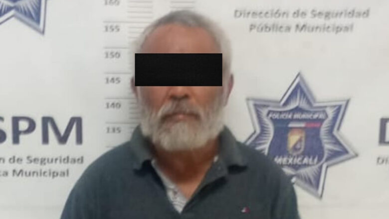 Sujeto arroja piedra a parabrisas