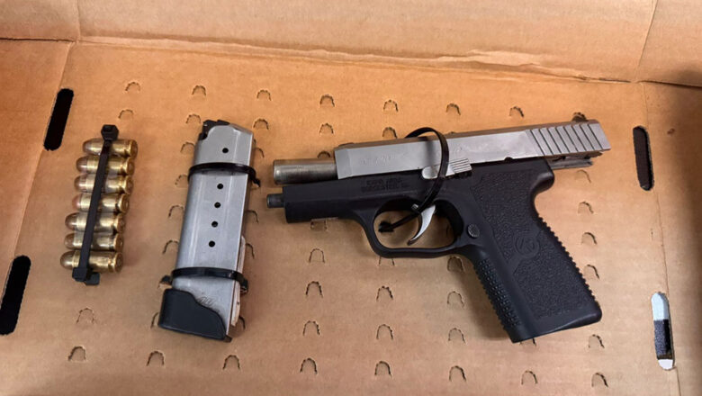 Policía municipal de Mexicali detiene a tercia de sujetos y asegura un arma de fuego 