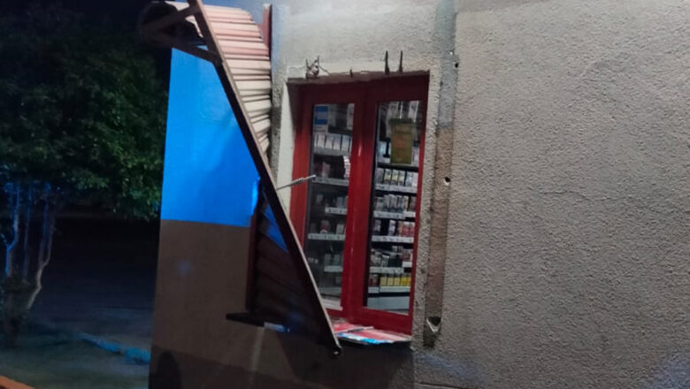Par de sujetos son sorprendidos dañando tienda de autoservicio