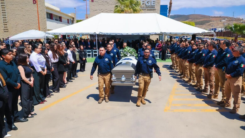 Rinde FGE honras fúnebres a agente del ministerio público coordinador de homicidios en Ensenada