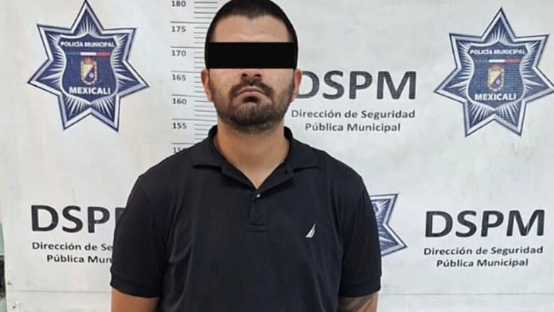 Cae conductor de taxi libre en posesión de pistola de utilería y arma blanca