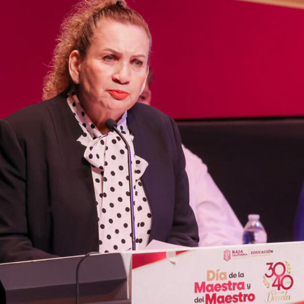 Realizan liberación histórica de pensiones y reconocen vocación del magisterio en su día