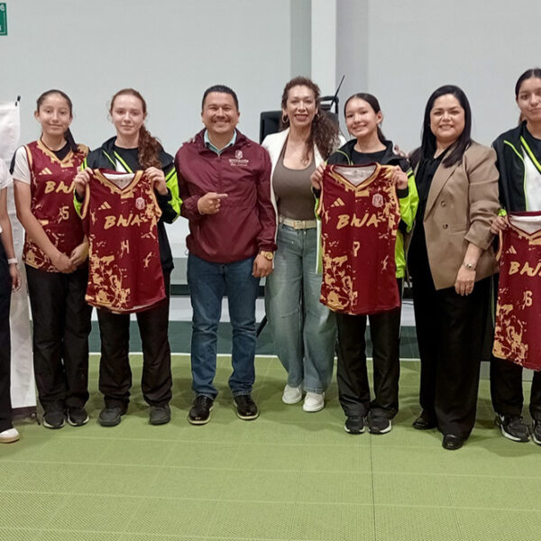 Abanderan a estudiantes deportistas de Ensenada